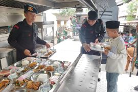 Polda Sumut salurkan Makan Bergizi Gratis di panti asuhan  Medan