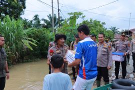 Wakapolda Riau salurkan bantuan ke korban banjir di Kampar