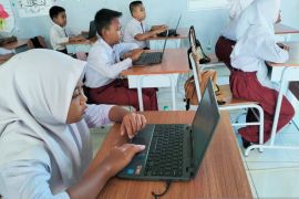 Beralih ke digital, Disdik Sergai salurkan bantuan TIK ke guru dan murid