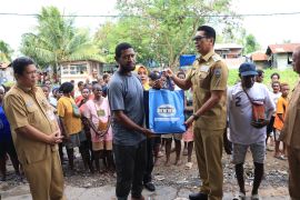 Wapres Gibran salurkan bantuan beras kepada warga Merauke