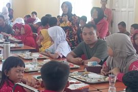 TNI uji coba MBG kepada siswa Sekolah Luar Biasa di Lampung
