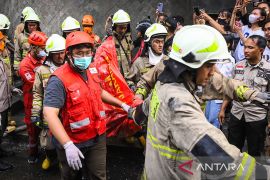 Evakuasi tiga jenazah korban kebakaran Plaza Glodok