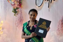 Sephia Chrisila Jangkup dokter perempuan pertama Suku Amungme Papua