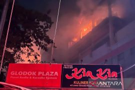 36 unit mobil pemadam jinakkan kebakaran Glodok Plaza