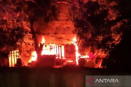 Lapak rongsok di Pasar Rebo Jaktim terbakar akibat ledakan motor bekas