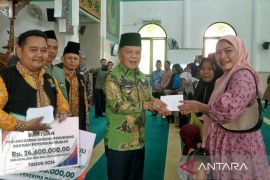 Penerima manfaat di Meranti terima bantuan dari Baznas
