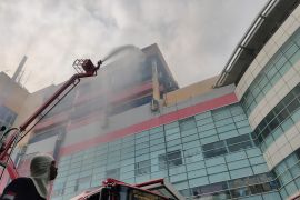 Masih ada bara api di Glodok Plaza, Jakarta Barat