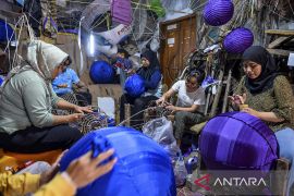 Produksi dekorasi lampion di Bandung