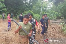 Kodim 0826 Pamekasan tanam pohon cegah tanah longsor
