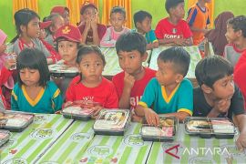 BPMP dan AWI Sultra beri 87 paket MBG ke murid SD di Pesisir Kendari