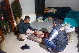 Pria ini tega siram air keras istrinya, diduga berawal dari konflik ini