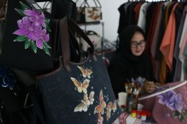 Kerajinan lukis aksesoris wanita di Surabaya