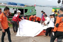 Polisi mendalami temuan mayat pria mengambang di Waduk Jangari