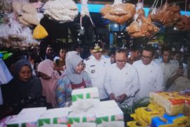 Dua menteri tinjau harga pangan di Kota Makassar