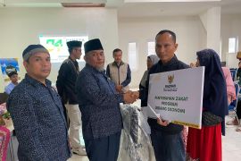 Milad Ke-24, Baznas Bukittinggi distribusikan zakat dan potong tumpeng