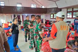 Korem  mengoperasikan dapur lapangan untuk pengungsi erupsi gunung Ibu