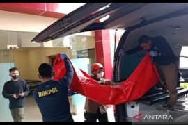 Dua kantong jenazah korban kebakaran Gedung Glodok Plaza tiba di RS Polri