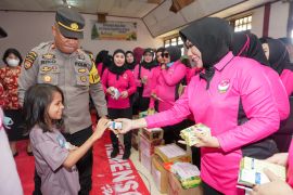 Bhayangkari  salurkan bantuan kepada pengungsi erupsi Gunung Ibu