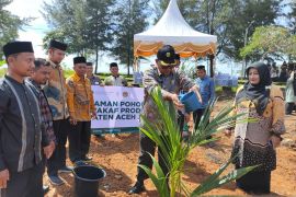Kemenag tanam 695 pohon produktif guna berdayakan lahan wakaf di Aceh Jaya