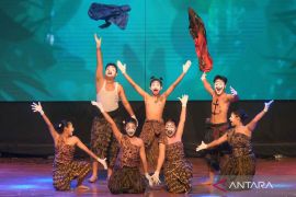 Pentas Seni Teater Antariksa perpaduan seni pertunjukan dengan ilustrasi digital