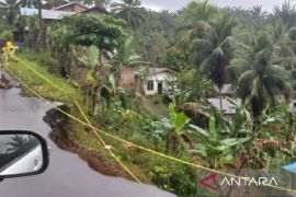 Badan jalan nasional Padangsidimpuan-Sibolga amblas, warga resah