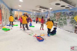 Hanya Rp30 ribu, nikmati wahana main salju Frozenland di Transmart Pangkalpinang