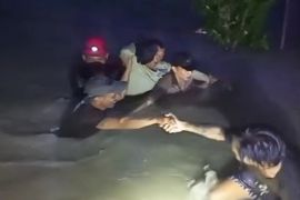 Damkarmat evakuasi dua lansia terjebak banjir di dalam rumah