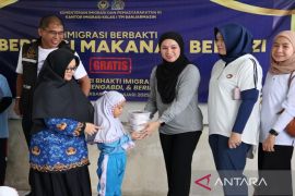 Kantor Imigrasi Banjarmasin bagikan 300 porsi makanan bergizi ke sekolah