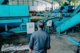 Bupati Karawang ajak masyarakat lakukan pemilahan sampah di TPS