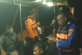 Tim tanggap darurat evakuasi korban kapal tenggelam di Labuan Bajo