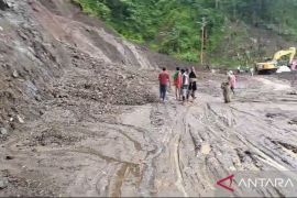 Petugas evakuasi longsoran yang tutup jalan nasional Bagbagan-Kiaradua Sukabumi
