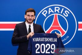 Khvicha Kvaratskhelia resmi berseragam Paris Saint-Germain