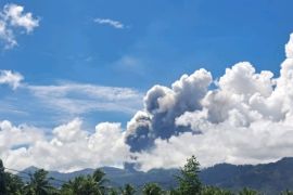 Gunung Dukono semburkan abu vulkanik setinggi 1.100 meter