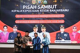 Ketua DPRD Banjarbaru serahkan cinderamata kepada mantan Kapolres