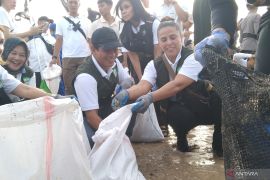 3 menteri dan Dubes pungut sampah plastik di Pantai Kedonganan Bali