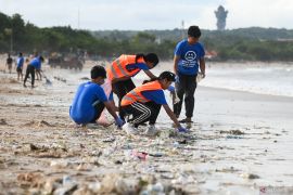 Aksi bersih sampah laut di Pulau Bali