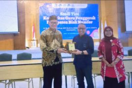 16 sekolah Biak menerima bantuan operasional pendidikan kinerja Rp630 juta