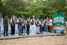 KLH dan KKP gelar aksi bersih di Pantai Kedonganan Jimbaran