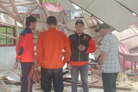 BPBD turunkan tim bersihkan material kayu timpa SD di Pasaman