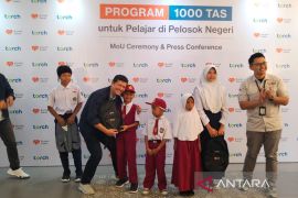 Torch-Rumah Zakat bagikan 1.000 tas bagi pelajar se-Indonesia