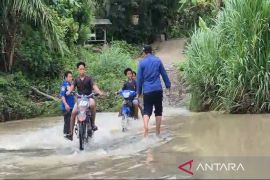 Damkarmat Lampung Selatan bantu seberangkan warga karena jembatan putus