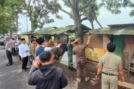 Petugas bongkar kios penjualan obat terlarang