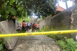 Masyarakat lakukan evakuasi awal korban longsor Ubung usai dengar teriakan