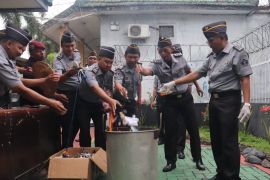 Rutan Kraksaan Probolinggo musnahkan barang bukti hasil penggeledahan