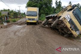 Ruas jalan provinsi di Desa Lambur Dua Kabupaten Tanjabtim Jambi rusak parah