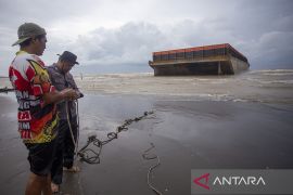 Tongkang terdampar di pesisir Indramayu