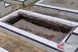 Ratusan makam di Bangka longsor akibat hujan deras