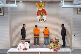 KPK tahan Bupati Situbondo Karna Suswandi