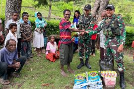 Satgas TNI Yonif 641 bagikan bahan makanan ke warga Distrik Kurima