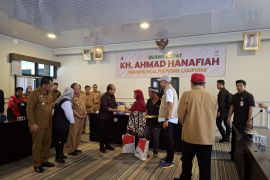 Wamensos serahkan santunan ke ahli waris korban banjir di Bandarlampung